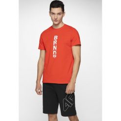 T-shirt męski TSM251 - czerwony. Czerwone t-shirty męskie 4f, m, bez wzorów, z bawełny, bez kołnierzyka. W wyprzedaży za 29,99 zł.