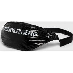 Calvin Klein Jeans - Nerka. Czarne nerki damskie Calvin Klein Jeans, w paski, z jeansu, casualowe, duże, z nadrukiem, bez dodatków. Za 219,90 zł.