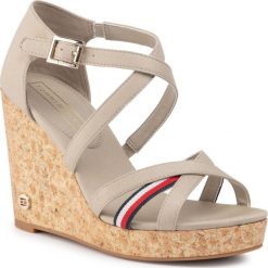 Sandały TOMMY HILFIGER Corporate Detail High Wedge FW0FW04613. Brązowe klapki damskie TOMMY HILFIGER, bez wzorów, bez obcasa. W wyprzedaży za 319,00 zł.