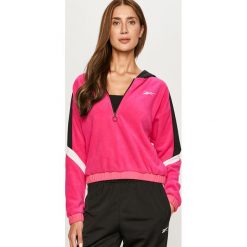 Reebok - Bluza. Różowe bluzy damskie Reebok, s, bez wzorów, z poliesteru, z długim rękawem, długie, z kapturem. Za 199,90 zł.