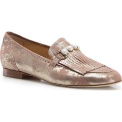 Buty damskie. Różowe mokasyny damskie Wittchen, z aplikacjami, ze skóry, eleganckie, bez obcasa, ze sprzączką. W wyprzedaży za 489,90 zł.