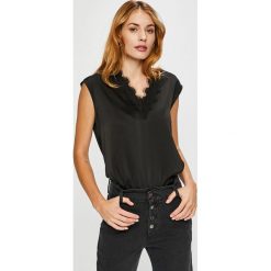 Vero Moda - Top Fanni. Czarne bluzki damskie marki Vero Moda, s, bez wzorów, z elastanu, casualowe, bez kołnierzyka, bez rękawów. W wyprzedaży za 69,90 zł.