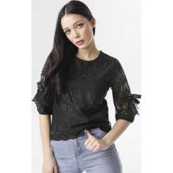 Czarna Bluzka Pirenore. Czarne koszule damskie Born2be, xl, bez wzorów, bez kołnierzyka, bez rękawów. W wyprzedaży za 59,99 zł.