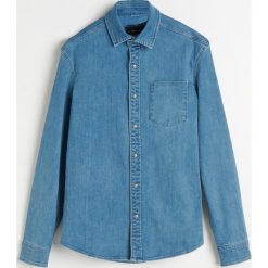 Jeansowa koszula slim fit -. Koszule męskie Reserved, s, bez wzorów, z jeansu, bez kołnierzyka, bez rękawów. Za 129,99 zł.