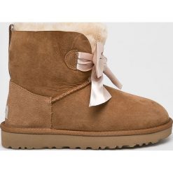 UGG - Śniegowce Gita Bow Mini. Pomarańczowe śniegowce damskie marki Ugg, z wełny. W wyprzedaży za 759,90 zł.