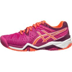 Buty w kolorze różowym do gry w tenisa. Różowe buty sportowe damskie Asics, bez wzorów, sportowe, tenisowe. W wyprzedaży za 259,95 zł.