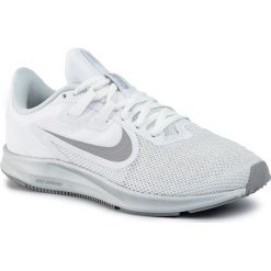 Buty NIKE - Downshifter 9 AQ7486 100 White/Wolf Grey/Pure Platinum. Białe buty sportowe damskie Nike, bez wzorów, z tworzywa sztucznego, sportowe, do biegania, nike downshifter. W wyprzedaży za 199,00 zł.