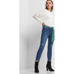Jeansy z paskiem w kwiaty. Niebieskie jeansy damskie Orsay, s. Za 119,99 zł.