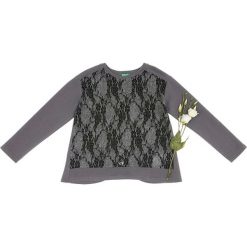 Bluza w kolorze szaro-czarnym. Szare bluzy niemowlęce Benetton Kids, w koronkowe wzory, z koronki, bez rękawów, bez kaptura. W wyprzedaży za 54,95 zł.