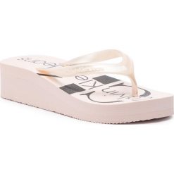 Japonki CALVIN KLEIN JEANS - Tesse RE9856 Pink. Różowe klapki damskie Calvin Klein Jeans, bez wzorów, z jeansu, bez obcasa, na obcasie. W wyprzedaży za 149,00 zł.