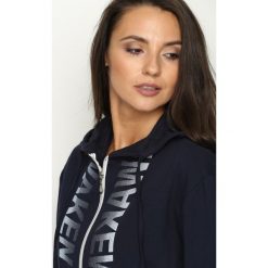Granatowa Bluza Neva. Czarne bluzy rozpinane damskie Born2be, uniwersalny, z nadrukiem, z kapturem. Za 74,99 zł.