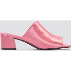 NA-KD Shoes Satynowe klapki na niskim obcasie - Pink. Różowe chodaki damskie NA-KD Shoes, z satyny, na niskim obcasie. W wyprzedaży za 76,98 zł.