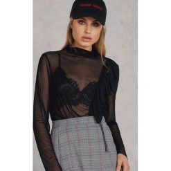 Qontrast X NA-KD Siateczkowy top z falbanką - Black. Czarne topy damskie Qontrast x NA-KD, bez wzorów, z falbankami. W wyprzedaży za 36,58 zł.