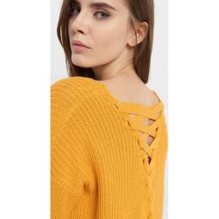 Sweter z wiązaniem na plecach. Żółte bez kategorii Orsay, xs, z bawełny, z dekoltem na plecach. Za 79,99 zł.