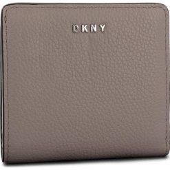 Mały Portfel Damski DKNY - Bifold Wallet R83ZA657 Warm Grey WG5. Szare portfele damskie marki House, z haftami. Za 339,00 zł.