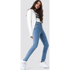 NA-KD Trend Jeansy slim z wysokim stanem - Blue. Niebieskie spodnie damskie z wysokim stanem marki NA-KD Trend, z jeansu, z podwyższonym stanem. Za 202,95 zł.
