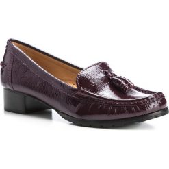 Buty damskie. Niebieskie mokasyny damskie Wittchen, bez wzorów, ze skóry, klasyczne, bez obcasa, bez zapięcia. W wyprzedaży za 299,90 zł.
