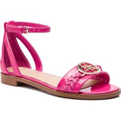 Sandały GUESS - Reaka2 FL6RK2 PAF03 PINK. Różowe klapki damskie Guess, z aplikacjami, ze skóry ekologicznej, bez obcasa, na obcasie. W wyprzedaży za 399,00 zł.