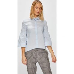 Trussardi Jeans - Koszula. Niebieskie bluzki damskie marki Trussardi Jeans, s, z elastanu, klasyczne, z włoskim kołnierzykiem, z długim rękawem. W wyprzedaży za 219,90 zł.