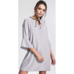 Szara Sukienka Serious. Szare sukienki damskie other, na imprezę, s, bez wzorów, z falbankami, bez rękawów, mini. Za 79,99 zł.