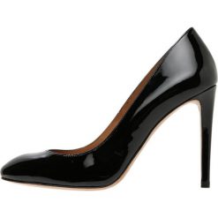 Pura Lopez Szpilki vernice black. Czarne czółenka damskie Pura Lopez, bez wzorów, ze skóry, klasyczne, bez obcasa, na szpilce, bez zapięcia. Za 849,00 zł.