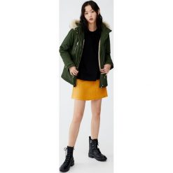 Parka z kapturem ze sztucznym futerkiem. Szare parki damskie marki Pull&Bear, z kapturem. Za 229,00 zł.
