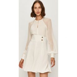 Pinko - Sukienka. Białe sukienki damskie Pinko, bez wzorów, z elastanu, z włoskim kołnierzykiem, z długim rękawem, długie, mini, rozkloszowane. Za 1199,00 zł.