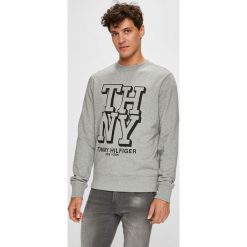 Tommy Hilfiger - Bluza. Szare bluzy męskie TOMMY HILFIGER, xl, z nadrukiem, z elastanu, z okrągłym kołnierzem, bez rękawów, bez kaptura. W wyprzedaży za 219,90 zł.