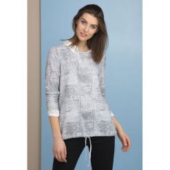T-shirt z połyskującym wzorem. T-shirty damskie Monnari, bez wzorów, bez kołnierzyka. Za 47,70 zł.