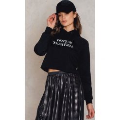 NA-KD Krótka bluza z kapturem Hotter Than Hell - Black. Czarne bluzy damskie NA-KD, z nadrukiem, z bawełny, z krótkim rękawem, krótkie, z kapturem. W wyprzedaży za 70,97 zł.
