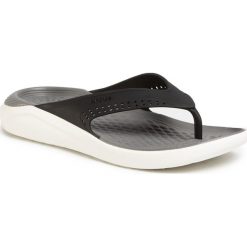 Japonki CROCS - Literide Flip 205182 Black/Smoke. Czarne klapki damskie Crocs, bez wzorów, z tworzywa sztucznego, bez obcasa. Za 179,00 zł.