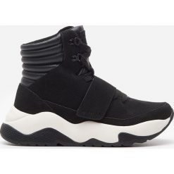 Sneakersy za kostkę - Czarny. Czarne sneakersy damskie House, za kostkę, bez zapięcia. W wyprzedaży za 59,99 zł.