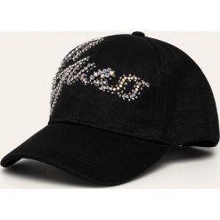 Guess Jeans - Czapka. Czarne czapki damskie z aplikacjami, z poliesteru. Za 149,90 zł.