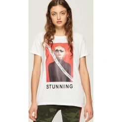 T-shirt z nadrukiem - Biały. Białe t-shirty damskie Sinsay, l, z nadrukiem. W wyprzedaży za 19,99 zł.