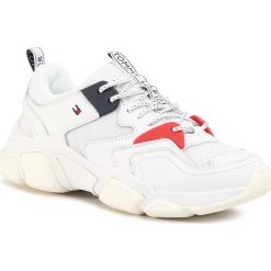 Sneakersy TOMMY HILFIGER - Chunky Mixed Textile Trainer FW0FW04065 White 100. Białe półbuty damskie TOMMY HILFIGER, na co dzień, bez wzorów, ze skóry, bez obcasa, na płaskiej podeszwie, bez zapięcia. Za 579,00 zł.