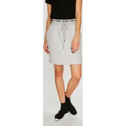 Tommy Jeans - Spódnica. Szare spódniczki damskie dzianinowe marki Tommy Jeans, s, mini. W wyprzedaży za 199,90 zł.