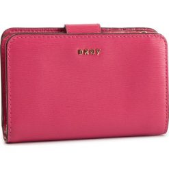 Duży Portfel Damski DKNY - R8313659 Pink PNK. Różowe portfele damskie DKNY, bez wzorów, ze skóry. W wyprzedaży za 369,00 zł.