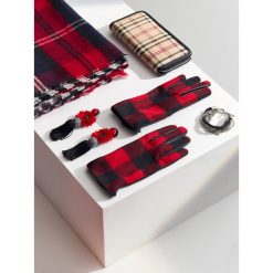 SKÓRZANE RĘKAWICZKI W KRATKĘ. Czerwone portfele damskie marki Top Secret, na zimę, w kratkę, ze skóry. W wyprzedaży za 29,99 zł.
