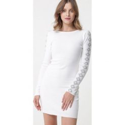 Biała Sukienka Kareela. Białe sukienki damskie Born2be, xl, bez wzorów, bez kołnierzyka, bez rękawów. W wyprzedaży za 69,99 zł.