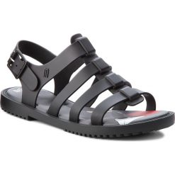Sandały MELISSA - Flox + Disney Ad 32373 Black 01003. Czarne klapki damskie marki Melissa, z motywem z bajki, z tworzywa sztucznego, bez obcasa. W wyprzedaży za 349,00 zł.