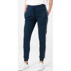 Tommy Hilfiger Spodnie dresowe Niebieski. Niebieskie spodnie damskie TOMMY HILFIGER, m, z bawełny. Za 324,95 zł.