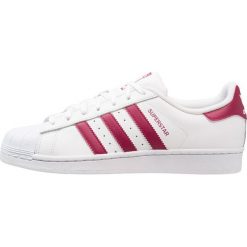 Adidas Originals SUPERSTAR Tenisówki i Trampki footwear white/mystery ruby. Białe tenisówki damskie marki adidas Originals, z materiału. W wyprzedaży za 319,20 zł.