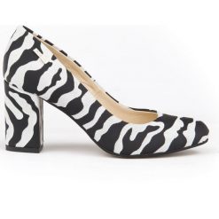 Klasyczne czółenka na słupku - skóra naturalna - model 042 - kolor zebra. Szare czółenka damskie Zapato, na co dzień, bez wzorów, z jeansu, z okrągłym noskiem, bez obcasa, na obcasie. Za 319,00 zł.
