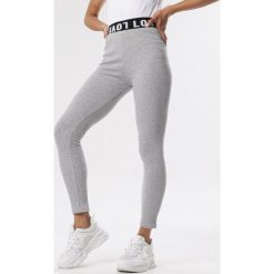 Jasnoszare Legginsy Aegabelle. Szare legginsy sportowe damskie Born2be, s, z nadrukiem, z dzianiny, z podwyższonym stanem. Za 39,99 zł.
