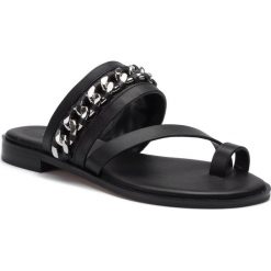 Klapki MICHAEL MICHAEL KORS - Bergen Flat 40T9BGFA1L Black. Czarne klapki damskie MICHAEL Michael Kors, z aplikacjami, ze skóry, bez obcasa, na obcasie. W wyprzedaży za 489,00 zł.
