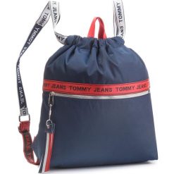 Plecak TOMMY JEANS - Tj Logo Tape Drawstr AU0AU00245 901. Niebieskie plecaki męskie Tommy Jeans, bez wzorów, z jeansu, sportowe. W wyprzedaży za 259,00 zł.