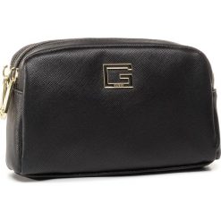 Kosmetyczka GUESS - Nohea Accessories PWNOHE P0373 BLA. Czarne kosmetyczki męskie Guess, z aplikacjami, ze skóry ekologicznej. Za 199,00 zł.