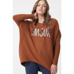 Brązowy Sweter Malabar. Pomarańczowe swetry damskie Born2be, xl, z aplikacjami, klasyczne, z długim rękawem, długie, bez kaptura. Za 119,99 zł.