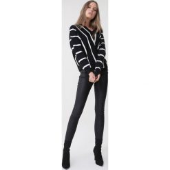 Czarny Sweter Jordan. Czarne swetry damskie Born2be, xl, w paski, bez rękawów, długie, bez kaptura. Za 89,99 zł.
