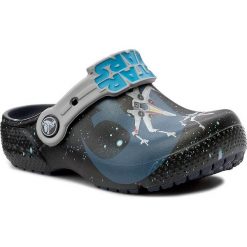 Klapki CROCS - Crocsfunlab Star Wars 204115 Navy. Niebieskie sandały chłopięce Crocs, z tworzywa sztucznego, bez zapięcia. W wyprzedaży za 139,00 zł.